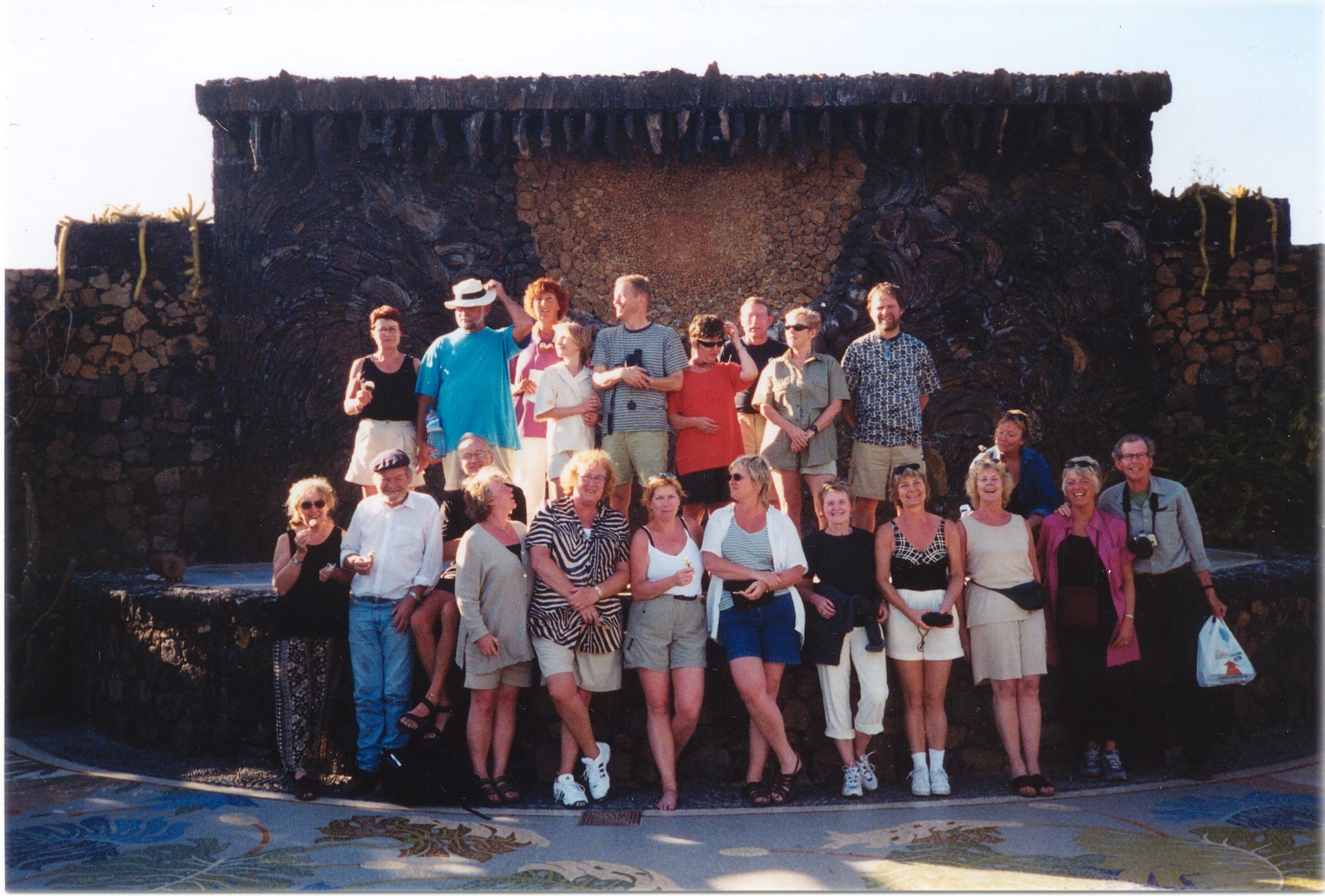 Todos los campesinos en excursion a la Plaza La Glorieta in Las Manchas