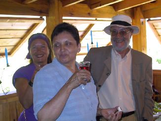 Juana, Pilar y Antonio en la barbacoa