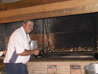 Lidio con la carne en la barbacoa