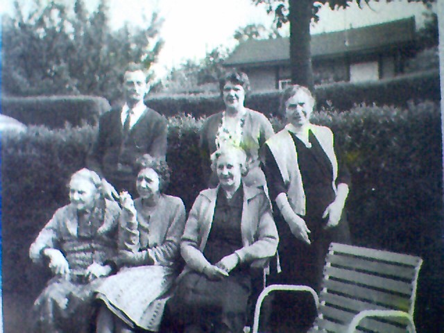 Fotografering i haven i Hvidovre i 1961